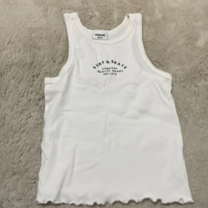 Vitt linne  - Vitt linne med tryck, använd en gång, är som ny. Köpt från kappahl. Storlek 158/164 