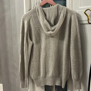 Soft goat zip hoodie  - Denna soft goaten är en av de äldre modeller ,därför priset ,fast med inga effekter på sig. Denna zip hoodien är i storleken s. Jag säljer denna på grund av att den inte sitter bra så bra på mig.