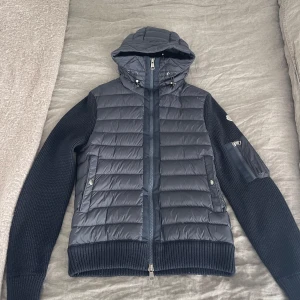 Monclear cardigan  - Skick 9/10  Storlek s Köpt på nk Göteborg  Kvitto finns  Pris kan diskuteras Kan mötas i Göteborg 