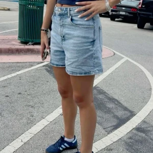 Jeansshorts  - (Första bilden är lånad) Säljer dessa ljusblå jeansshorts som inte kommer till användning💕 Mycket bra skick☺️