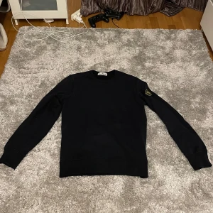 Stone island tröja - Tjena säljer min Stone island tröja som e fett skön, perfekt t vintern då den är lite tjock. Hör av dig om du är intresserad👍😎