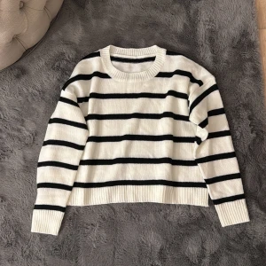 Stickad Tröja - Superfin randig tröja i stl XS, använd 2 gånger, inga defekter 🤍