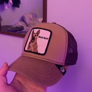 Goorin Bros keps - Beige/brun keps med trycket badboy från märket goorin bros Nypris 400kr