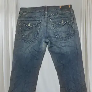 Baggy true religion jeans med snygg färg. Snygga slitningar på framfickorna. Sitter väldigt baggy på mig. Bara att skicka meddelande om du ska ha mått, mera bilder osv