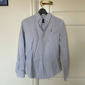 Ralph Lauren - randig skjorta - Randig Ralph Lauren skjorta. Skick: 9/10. Storlek: S, slim fit. Kontakta oss för fler bilder eller info!🙌
