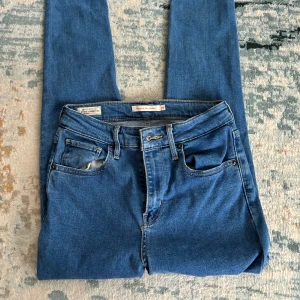 Levis jeans  - Skinny jeans från Levis använda 2 gånger super snygga  Jag är 170 och dom är perfket i längd 