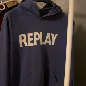 Replay Hoodie - En blå Replay hoodie i väldigt bra skick 🌟 passar bra på storlek S 