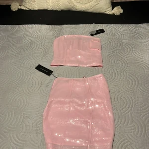 Festligt Set. - Rosa festligt sett perfekt för speciella tillfällen tex Halloween, nyår, eller fester. Aldrig använd, helt ny!