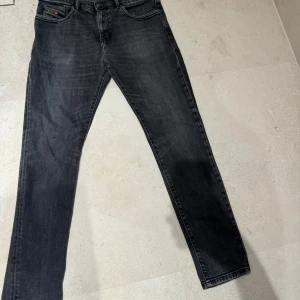 Svarta Diesel Jeans. - Säljer nu dessa snygga Diesel jeans med slitningar. Dessa går nu för 350kr hos oss! Skicka om ni har funderingar eller mm.😁