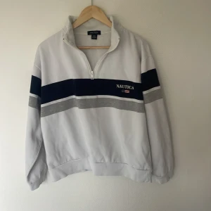 Nautica quarter zip  - Längd 61 axlar 57 är i storlek large men är liten i storleken