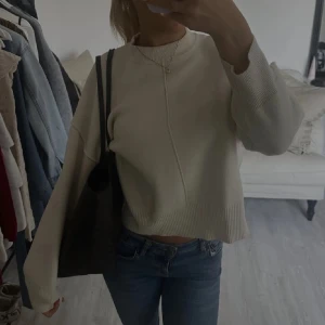 Stickad tröja🤍 - Jättemysig och fin stickad tröja ifrån zara som inte säljs längre, storlek s men passar xs!!💕💖💖💖