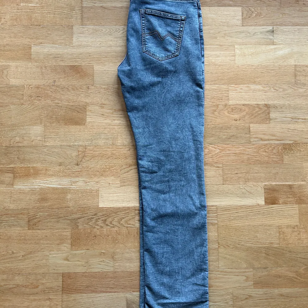 Gråa Montén jeans i mycket bra skick. Storlek: W32 L32 Benlängd: 111cm  Höftmått: 42cm Skriv vid minsta fundering!. Jeans & Byxor.