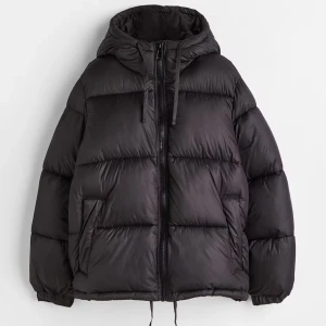 H&M jacka - Säljer populära HM jackan då den är för stor på mig. Endast använd ett fåtal gånger under 3 månader. Inga defekter. 💕💕kan sälja via köp nu ifall det önskas 