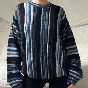 Blå randig tröja - Säljer denna fantastiskt fina stickade tjocktröja som tyvärr inte kommer till användning, storlek står ej, men skulle uppskatta till L❤️