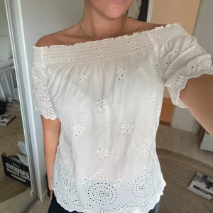 Off-shoulder tröja - Broderad off-shoulder tröja med resårband över axlarna så den sitter skönt😊 Använd fåtal gånger, perfekt vardagströja💟