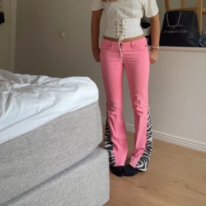 Rosa lågmidjade bootcut jeans  - Säljer mina älskade rosa jeans då de ej kommer till användning längre 🥰 midjemåttet är 36cm rakt över men de är stretchiga i matrealet