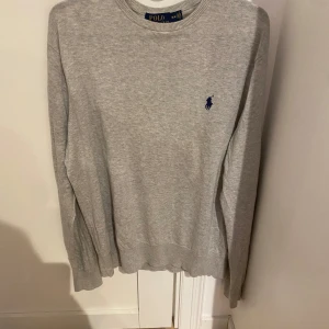 Kashmir sweatshirt Ralph lauren - Väldigt fin Ralph lauren sweatshirt i Kashmir som knappt är andvänd. Tveka inte att höra av er vid funderingar. 