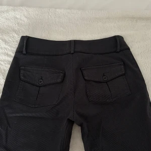 Lågmidjade bootcut kostymbyxor - SÅ SNYGGA!! 😤🙏🏼 Vintage från Orsay 💓midja: 36cm (tvärs över) o innerben: 79cm jae 165cm 