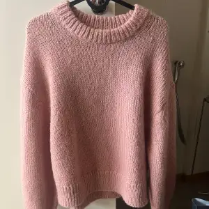 Mohair jumper från ARKET stl xs, men passar s oxå. Använd fåtal gånger. 