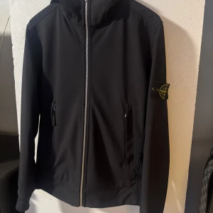 Stone Island jacka - Stone Island Soft Shell-R jacka  Storlek: Small Skick: 8/10 Nypris: 6 799kr Mitt pris: 2 500kr