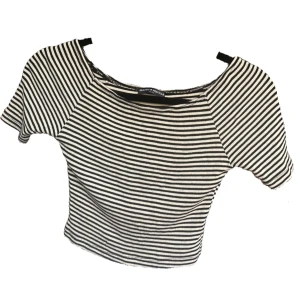 Randig crop top Brandy Melville - Svart/Vit randig crop top från Brandy Melville💓 storlek onesize