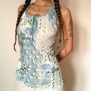 blue rose tanktop  - Bedårande tanktop med så unikt print🩵🦋