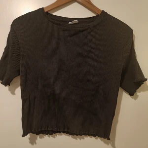 Svart t-shirt - Säljer denna, då den inte passar längre. Det står att storleken är L, men skulle säga M.  Märke: Stories