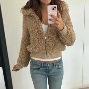 Teddy jacka❤️ - Köpte här på plick men tyvär fel strl, inte mina bilder, komm privat föe bilder eller mått!❤️