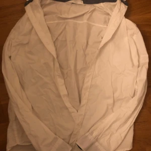 Vit Skjorta - Väldigt sjön passar perfekt strl 152 kan ändå passa dig som har strl 160, Aldrig använd och nytt skick, Om du undrar något så är det bara att fråga 