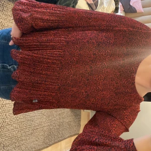 Fest blus - Säljer denna superfina blusen i röd svart leopard mönster. Passar så bra till fest eller middag typ❤️