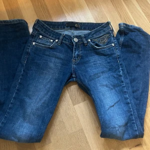 lowwaist as snygga jeans - älskar dessa men har för många jeans, dom är straight men sitter lite utsvängt där nere, bra i längden på mig som är 170cm, skriv för mer mått och bilder 💘