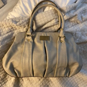 Väska - En jättefin beige väska från fiorelli💕Den är i fint skick med bara några få små defekter☺️Bara att skriva om ni har några fler frågor eller vill ha fler bilder🙌🤩