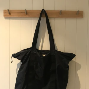 Day bag - Selger denne vesken fra day da den ikke brukes lenger💞. Kjøpt for 365kr, men selges billig da den er slitt og har en del bruksmerker, blandt annet  at merkelappen inni er løs. Passer perfekt til blandt annet reise og skole☺️