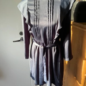 Klänning  - Klänning från Zara basic i stl S. Gråblå färg. 100% polyester.