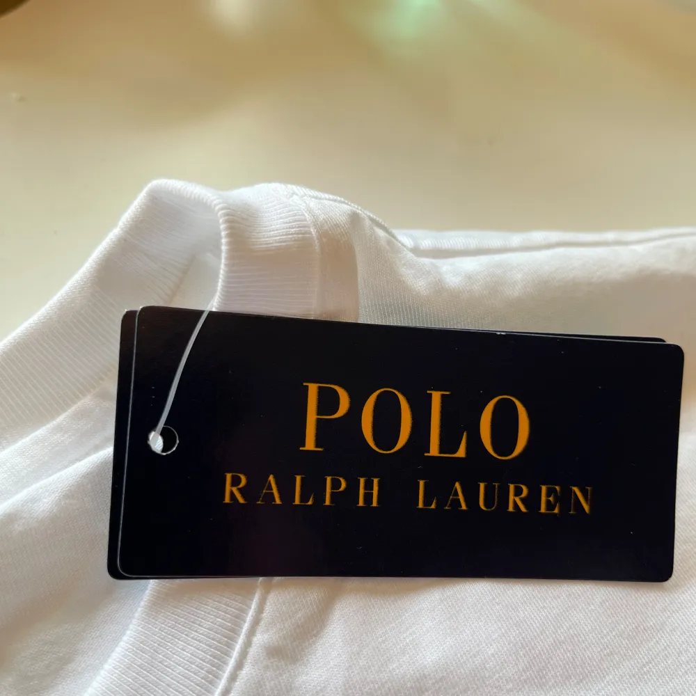 En helt ny fin vit polo Ralph lauren t-shirt med prislapp kvar.  Skriv vid några funderingar mitt pris 599kr går att förhandla:) strl S. T-shirts.