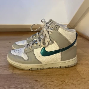 Grå Nike sneakers - Köpt på footlocker i Köpenhamn, använt några gånger men i bra skick