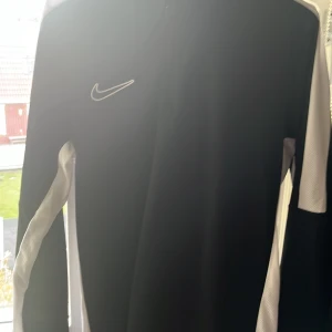 Nike tröja  - Perfekt skick säljer helt enkelt för den passar inte mig längre, mer bilder eller information finns i dm