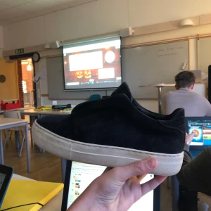 Axel arigato BRA SKICK - Hej jag säljer nu mina Axel arigato då jag söker nått nytt. De är sparsamt använda och i 8/10 skick. Hör av dig vid frågor! Grisch Carl out✌️🤑💰