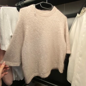 & other stories  - Säljer min & other stories alpacka tröja. Jätteskön och varm till vintern. En mindre defekt, en liten fläck som knappt märks. 💕