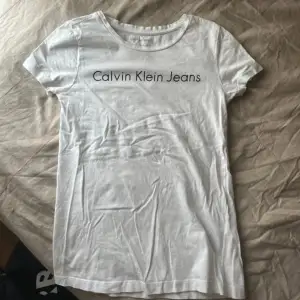 Säljer en vit t-shirt från Calvin Klein i storlek S, funkar även som XS. I mycket bra skick! 