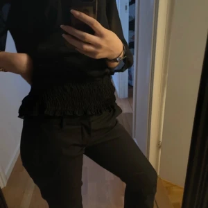 Blus  - Söt svart blus! Den är i storlek M men sitter som en S