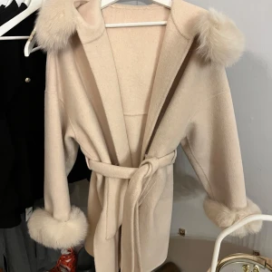Pälskappa - Storlek small, använd en vinter. Köpt från ssshop för 3799,- Okända fläckar baktill och en på framfickan, går att lämna in på kem. Två knappar som lossnat från ena ärmen samt en lös knapp på kragen (inget av detta märks) hör av er för fler bilder!