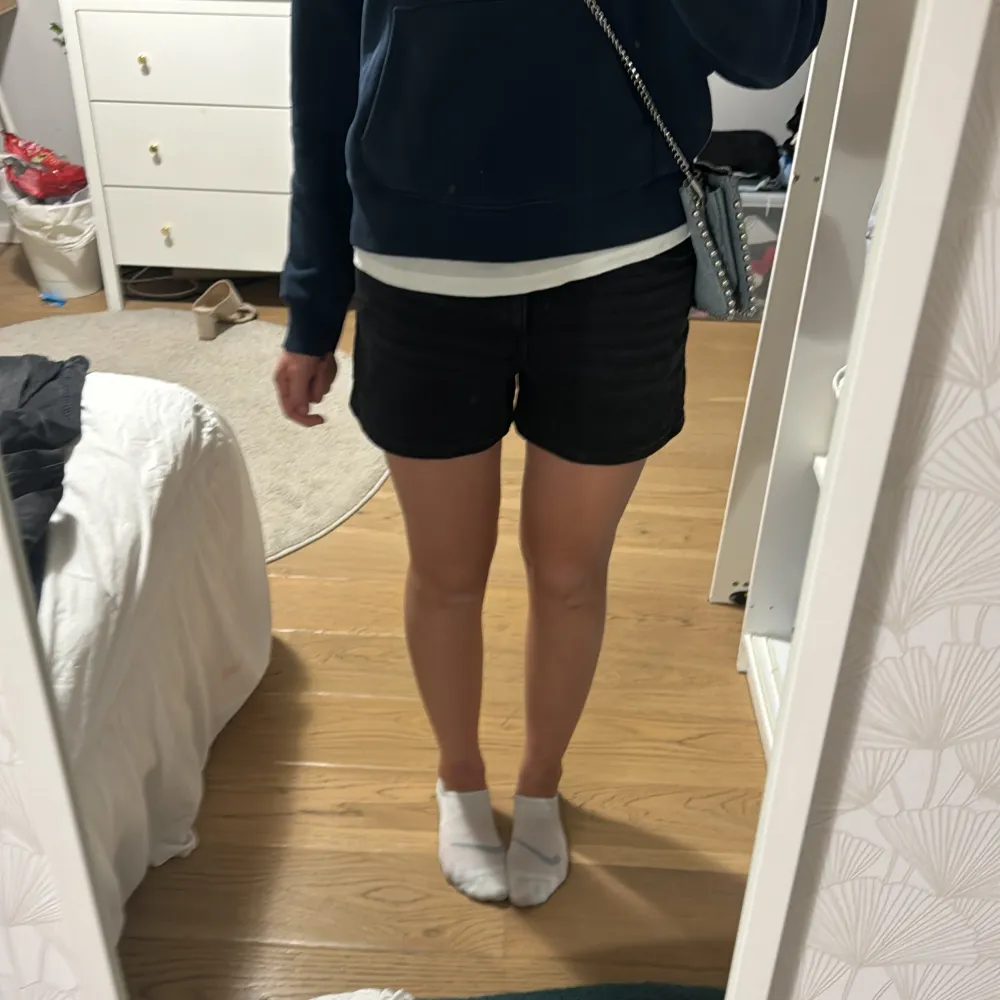 Säljer ett par svarta shorts i normal passform. Perfekta för sommardagar eller avslappnade tillfällen. De är enkla och stilrena, vilket gör dem lätta att matcha med olika outfits. Passar bra till både vardag och fest.. Shorts.