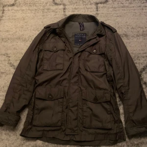 Tommy hilfiger - Tommy hilfiger field jacket i nyskick 