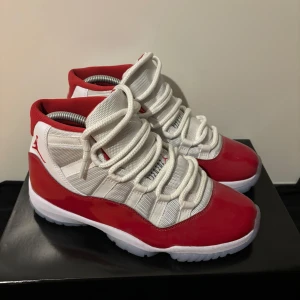 Jordan 11 cherry - Väldigt bra skick, använda bara några få gånger Stl 40,5