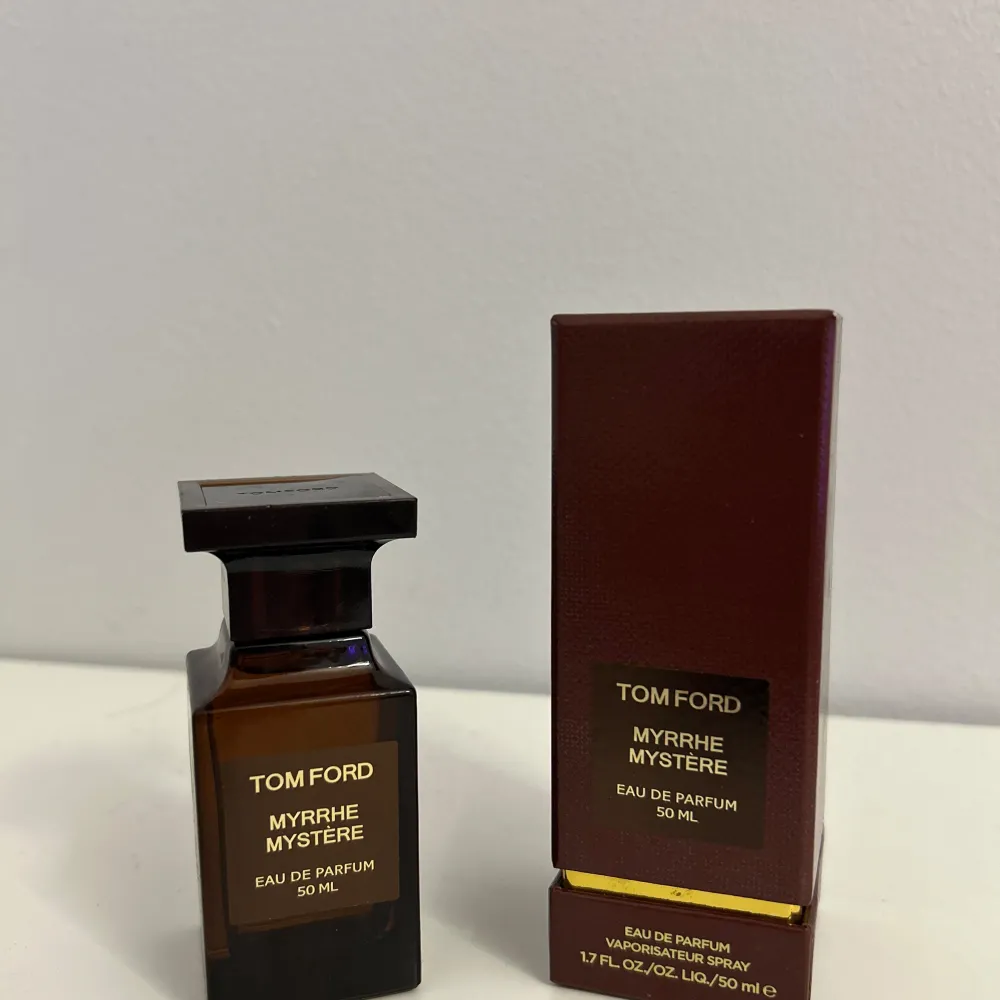 Den här parfymen, Tom Ford Myrrhe Mystere 50 ml, var en gåva och har aldrig använts. Den är i perfekt skick, med flaskan och förpackningen helt intakta, precis som ny. Det är en vacker doft, men inte riktigt min stil, så jag lägger upp den här för nå. Parfym.