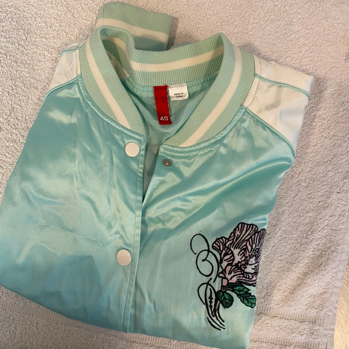 Mintgrön bomberjacka med broderi - 91