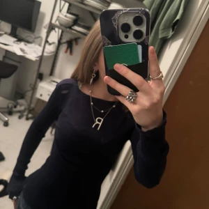 Mörkblå ribbad Intimissimi tröja💞 - Jättefin intimissimi tröja i storlek S, mörkblå. Defekt i form av igensytt hål vid ärmen förekommer💞Tveka inte att höra av dig vid frågor! Nypris 499 kr