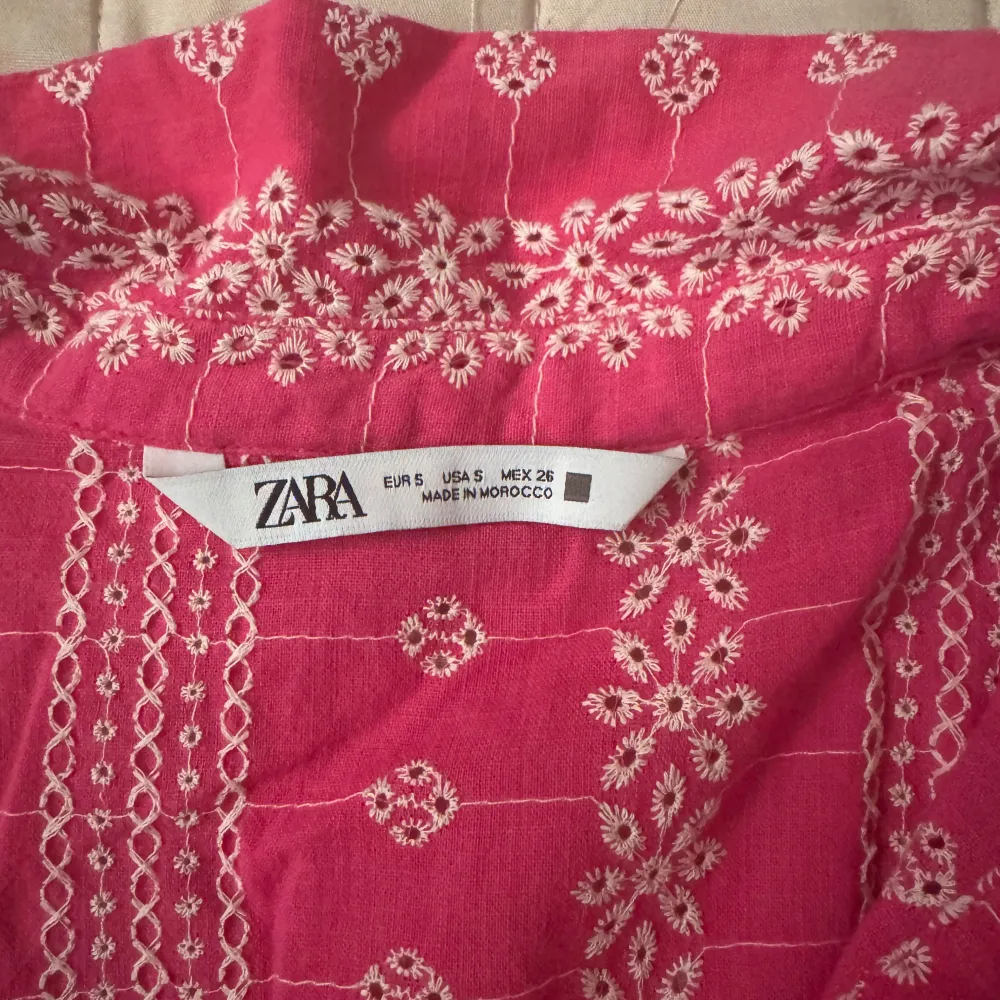 Säljer denna superfina broderade skjortan från Zara då den ej kommer till användning 💞. Skjortor.