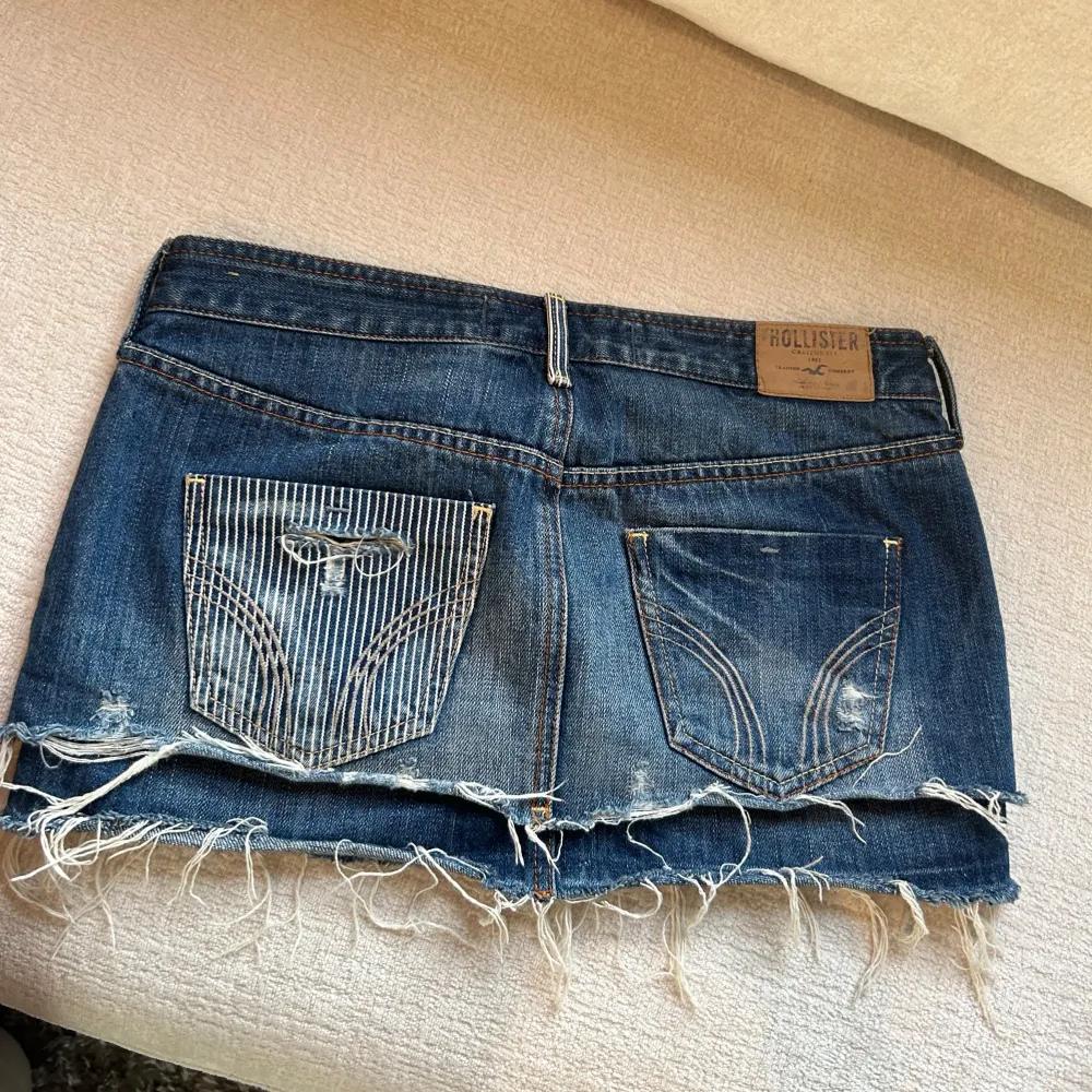 Jättesnygg unik jeanskjol från Hollister som tyvärr blivit för liten för mig❣️ Storlek: w24 och längd: 29cm. Kjolar.